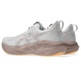 ASICS Tenis Mujer Running NOVABLAST 5 - White/Fawn