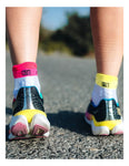Compressport Pro Racing Socks V4.0 Run Low White/Safe Yellow/Neo Pink