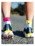 Compressport Pro Racing Socks V4.0 Run Low White/Safe Yellow/Neo Pink