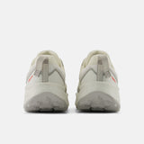 Tenis New Balance Mujer Trail - Hierro V9 - Angora/Red Neo Flame